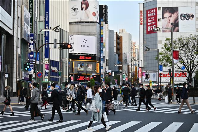 Trong ảnh: Người dân di chuyển trên đường phố tại Tokyo, Nhật Bản ngày 7/4/2020. Ảnh: AFP/TTXVN