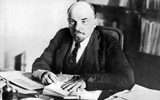 Trong ảnh: Vladimir Ilyich Lenin - lãnh tụ vĩ đại của giai cấp vô sản toàn thế giới, người sáng lập ra Quốc tế Cộng sản; đồng thời lãnh đạo nhân dân Nga tiến hành Cách mạng Tháng Mười Nga, lập ra Nhà nước công nông đầu tiên trên thế giới do Đảng của giai cấp vô sản lãnh đạo. Ảnh: Tư liệu/TTXVN phát