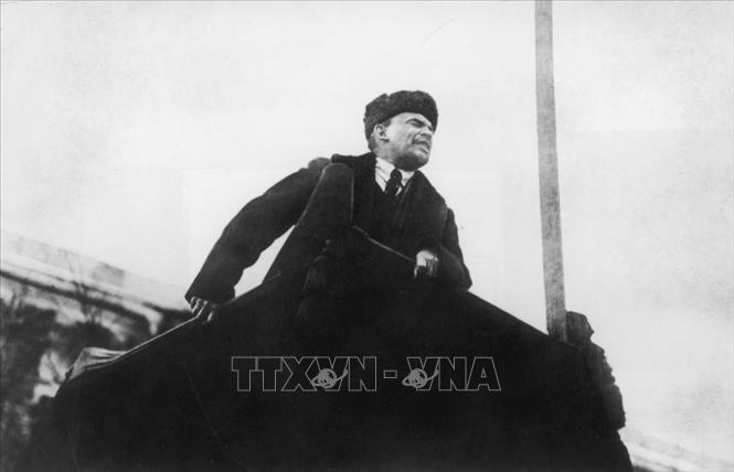 Trong ảnh: V.I.Lenin đọc diễn văn tại Quảng trường Đỏ ở Moskva trong Lễ kỷ niệm một năm ngày Cách mạng Tháng Mười Nga thành công, 7/11/1918. Ảnh: Tư liệu/TTXVN phát