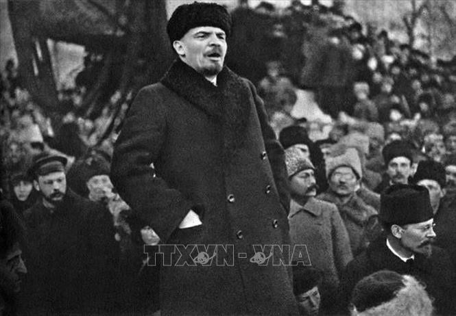 Trong ảnh: V.I.Lenin - lãnh tụ vĩ đại của giai cấp vô sản toàn thế giới, người sáng lập ra Quốc tế Cộng sản; đồng thời lãnh đạo nhân dân Nga tiến hành Cách mạng Tháng Mười Nga, lập ra Nhà nước công nông đầu tiên trên thế giới do Đảng của giai cấp vô sản lãnh đạo. Ảnh: Tư liệu/TTXVN phát