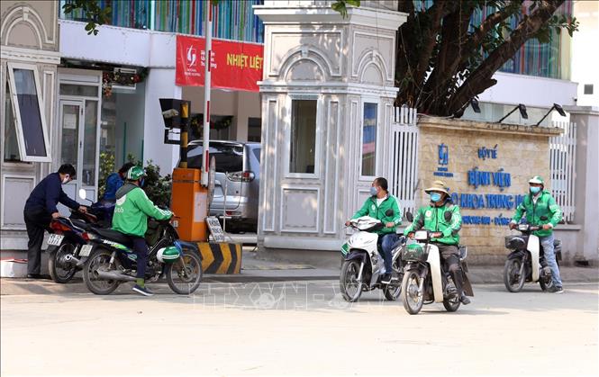 Trong ảnh: Xe ôm công nghệ vẫn tập trung đông trước cổng Bệnh viện lão khoa Trung ương. Ảnh: Anh Tuấn – TTXVN