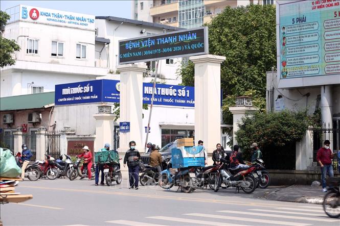 Trong ảnh: Cảnh tụ tập đông người không đúng giãn cách xã hội trước cổng Bệnh viện Thanh Nhàn. Ảnh: Anh Tuấn – TTXVN