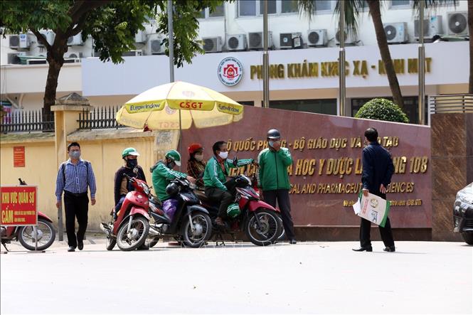 Trong ảnh: Cảnh tụ tập đông người không đúng giãn cách xã hội trước cổng Bệnh viện Trung ương Quân đội 108. Ảnh: Anh Tuấn – TTXVN