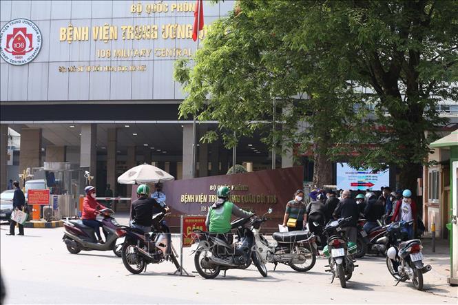 Trong ảnh: Cảnh tụ tập đông người không đúng giãn cách xã hội trước cổng Bệnh viện Trung ương Quân đội 108. Ảnh: Anh Tuấn – TTXVN