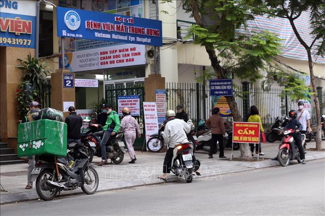 Trong ảnh: Cảnh tụ tập đông người không đúng giãn cách xã hội trước cổng Bệnh viện Mắt Trung ương. Ảnh: Anh Tuấn – TTXVN