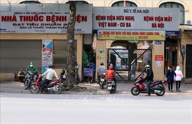 Trong ảnh: Cảnh tụ tập đông người không đúng giãn cách xã hội trước cổng Bệnh viện Hữu nghị Việt Nam – Cu Ba. Ảnh: Anh Tuấn – TTXVN