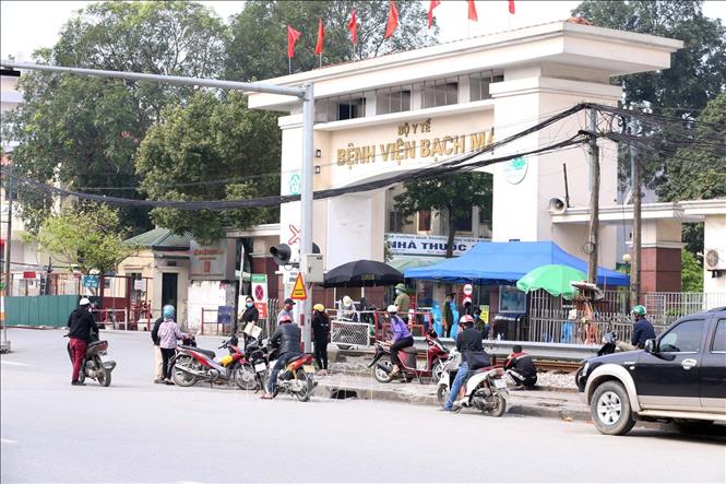 Trong ảnh: Cảnh tụ tập đông người không đúng giãn cách xã hội trước cổng Bệnh viện Bạch Mai. Ảnh: Anh Tuấn – TTXVN