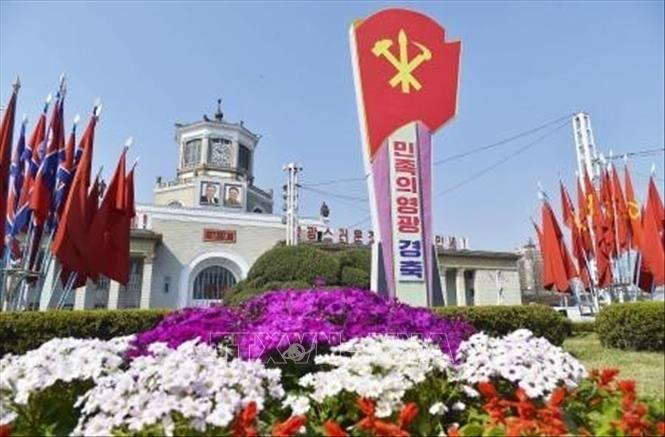 Trong ảnh: Trang trí hoa tươi  trước Nhà ga Bình Nhưỡng ở thủ đô Bình Nhưỡng, Triều Tiên, ngày 10/4/2020. Kyodo/TTXVN