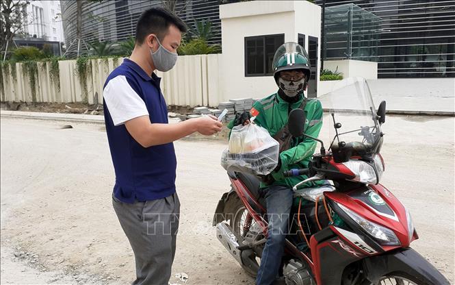 Trong ảnh: Người chuyển hàng (shipper) đắt hàng trong mùa dịch. Ảnh: Đỗ Phương Anh-TTXVN