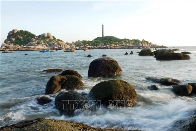 Trong ảnh: Mũi Kê Gà, thuộc xã Tân Thành, huyện Hàm Thuận Nam (tỉnh Bình Thuận) có vẻ đẹp hoang sơ, bình dị, với bãi đá nhấp nhô chạy dài ven biển; đặc biệt có ngọn hải đăng cao 70m được xây dựng từ thời Pháp, được xem là cao nhất Việt Nam. Ảnh: Mạnh Linh - TTXVN