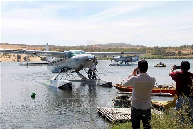 Trong ảnh: Các chuyến bay du lịch bằng thuỷ phi cơ do Hãng Hàng không Hải Âu (Tập đoàn Thiên Minh) khai thác và thực hiện từ sân bay Tân Sơn Nhất (TP Hồ Chí Minh) tới hồ Bàu Trắng, xã Hòa Thắng, huyện Bắc Bình (Bình Thuận). Ảnh: Nguyễn Thanh - TTXVN