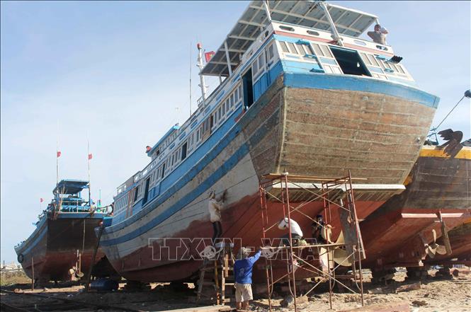 Trong ảnh: Nâng cấp tàu cá tại cơ sở đóng tàu thành phố Phan Thiết (Bình Thuận). Ảnh: Nguyễn Thanh - TTXVN