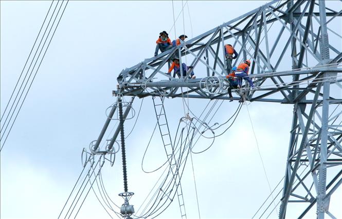 Trong ảnh: Đấu nối vị trí cột số 1 tại Trung tâm Nhiệt điện Vĩnh Tân (xã Vĩnh Tân, huyện Tuy Phong, tỉnh Bình Thuận). Ảnh: Ngọc Hà - TTXVN