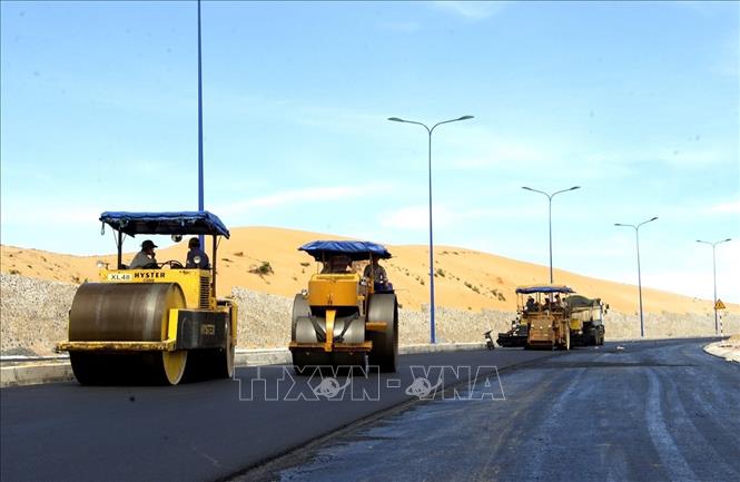 Trong ảnh: Công ty Cổ phần Đầu tư và Xây dựng 515  thi công tuyến đường ven biển Phan Thiết - Mũi Né (Bình Thuận) dài trên 16 km. Ảnh: Anh Tuấn - TTXVN