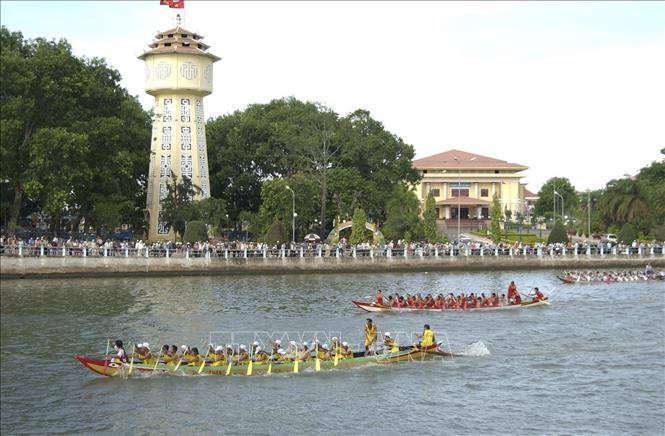 Trong ảnh: Giải đua thuyền truyền thống trên sông Cà Ty, TP Phan Thiết (Bình Thuận) trong chương trình Lễ hội Cầu Ngư và Tuần Văn hoá - Du lịch 