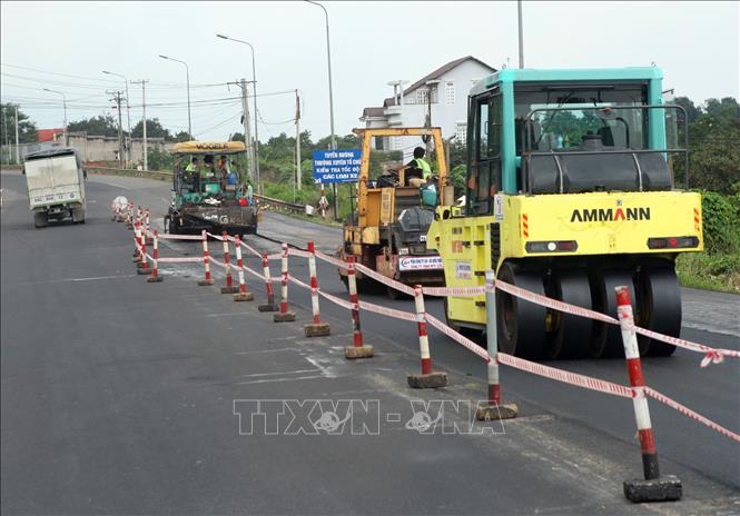 Trong ảnh: Thi công cải tạo, nâng cấp mặt đường của dự án cải tạo Quốc lộ 1A đoạn Bình Thuận - Đồng Nai. Ảnh: Ngọc Hà - TTXVN