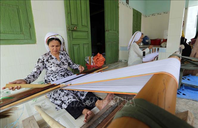 Trong ảnh: Nhờ vốn vay ưu đãi, nhiều gia đình hộ đồng bào dân tộc thiểu số ở huyện Bắc Bình (Bình Thuận) có điều kiện phát triển nghề dệt thổ cẩm truyền thống. Ảnh: Trần Việt - TTXVN