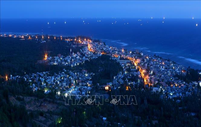 Trong ảnh: Giai đoạn 2016-2020, Công ty Điện lực Bình Thuận hoàn thành 3 dự án với tổng kinh phí 271 tỷ đồng, trong đó có dự án quan trọng: “Mở rộng nguồn Diesel Phú Quý” với công suất tăng thêm 5MW, nâng cao độ tin cậy cung cấp điện phát triển kinh tế, xã hội trên địa bàn huyện đảo. Ảnh: Ngọc Hà - TTXVN