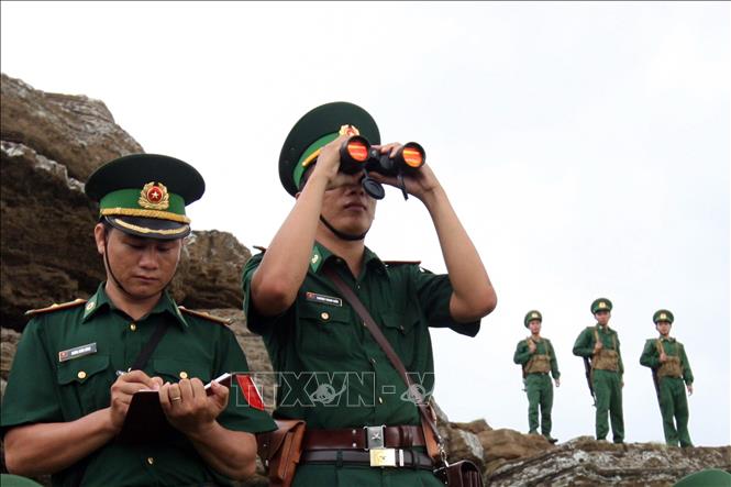 Trong ảnh: Cán bộ, chiến sĩ Đồn Biên phòng Cửa khẩu cảng Phú Quý (Bình Thuận) tuần tra, bảo vệ an ninh biển đảo. Ảnh: Tràng Dương - TTXVN