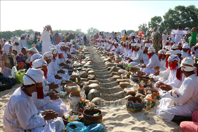 Trong ảnh: Nghi thức tảo mộ, cúng bái tổ tiên, ông bà, mở đầu cho Tết cổ truyền Ramưwan của người Chăm theo đạo Bà Ni ở Bình Thuận. Ảnh: Nguyễn Thanh - TTXVN