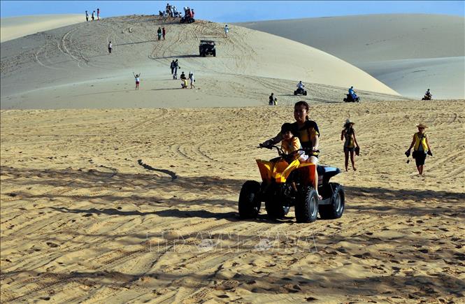 Trong ảnh: Bàu Trắng, thuộc xã Hòa Thắng, huyện Bắc Bình (Bình Thuận) là điểm du lịch hấp dẫn, thu hút du khách gần xa đến đây đắm mình giữa không gian cát trắng ngập nắng hanh vàng và êm đềm đến lạ lùng của thiên nhiên. Ảnh: Thanh Hà - TTXVN