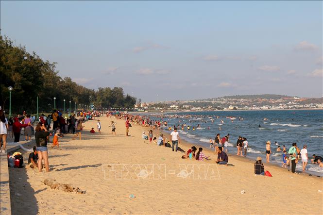 Trong ảnh: Biển Đồi Dương – Phan Thiết luôn đông nghịt du khách. Ảnh: Nguyễn Thanh - TTXVN