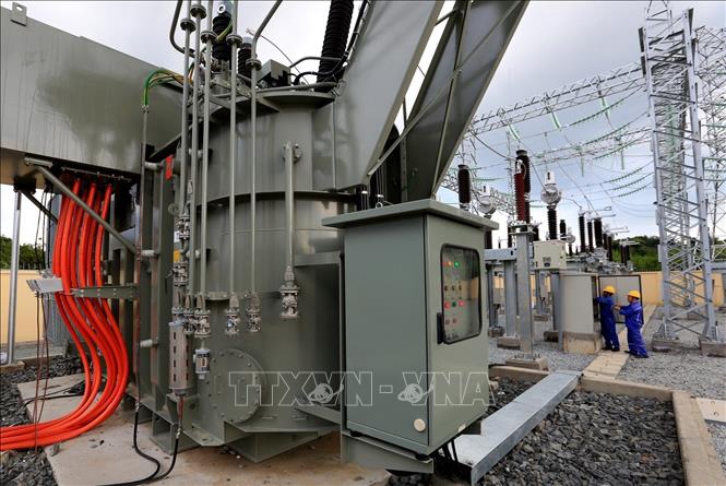 Trong ảnh: Ngày 13/5/2019, tại huyện Hàm Thuận Bắc, tỉnh Bình Thuận, Công ty Thuỷ điện Đa Nhim-Hàm Thuận-Đa Mi (DHD) chính thức đóng điện trạm biến áp 110kV và hoà lưới điện thành công trạm Inverter Dự án nhà máy  điện mặt trời nổi tại hồ Đa Mi. Ảnh: Ngọc Hà - TTXVN