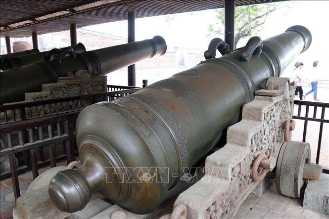 Trong ảnh: Khẩu súng thần công được đặt nằm trên một giá súng bằng gỗ lim vững chắc. Ảnh: Đỗ Trưởng - TTXVN