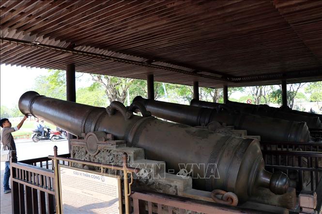 Trong ảnh: 4 khẩu súng thần công được đặt ở cửa Thể Nhơn, Kinh thành Huế. Ảnh: Đỗ Trưởng - TTXVN