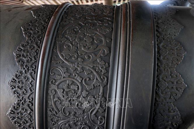 Trong ảnh: Những họa tiết tinh xảo, mềm mại được trang trí trên thân súng. Ảnh: Đỗ Trưởng - TTXVN