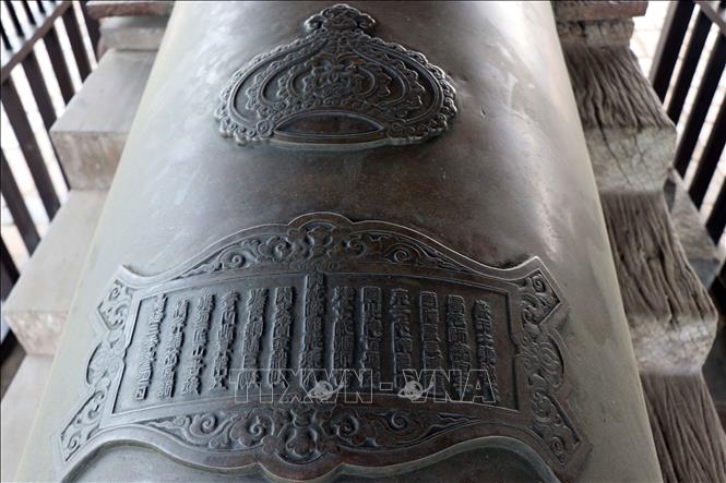 Trong ảnh: Thân súng thần công được chạm trổ tinh xảo, khắc bài sắc phong của vua Gia Long, cách pha chế thuốc súng và phương pháp bắn. Ảnh: Đỗ Trưởng - TTXVN