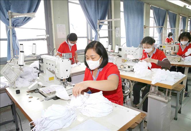 Photo: Making anti-bacterial cloth masks for exports at Chien Thang Garment Joint Stock Company. VNA Photo: Phương Hoa  