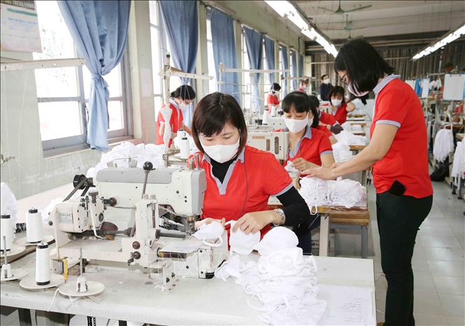 Photo: Making anti-bacterial cloth masks for exports at Chien Thang Garment Joint Stock Company. VNA Photo: Phương Hoa  