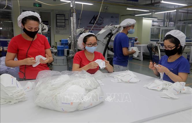 Photo: Making nano cloth masks for exports at TNG Investment and Trading Joint Stock Company. VNA Photo: Trần Việt  