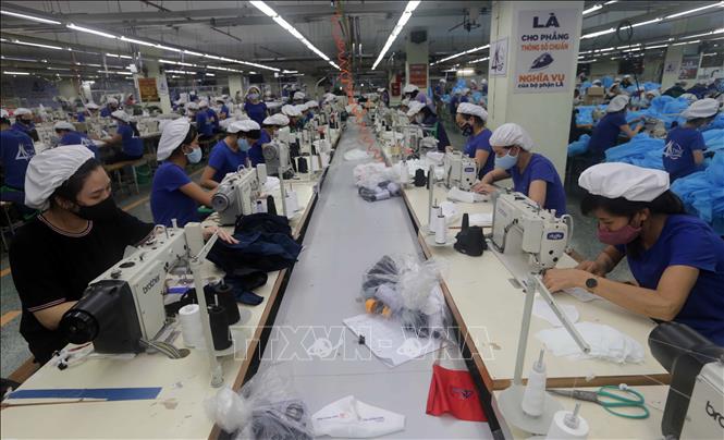 Photo: Making nano cloth masks for exports at TNG Investment and Trading Joint Stock Company. VNA Photo: Trần Việt  