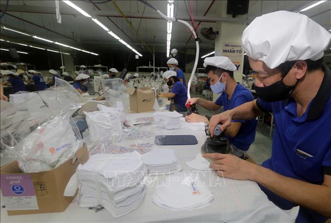 Photo: Making nano cloth masks for exports at TNG Investment and Trading Joint Stock Company. VNA Photo: Trần Việt  