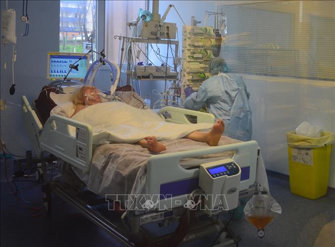 Trong ảnh: Nhân viên y tế kiểm tra thông số của bệnh nhân mắc COVID-19 tại một bệnh viện ở Paris, Pháp ngày 13/3/2020. Ảnh: AFP/TTXVN