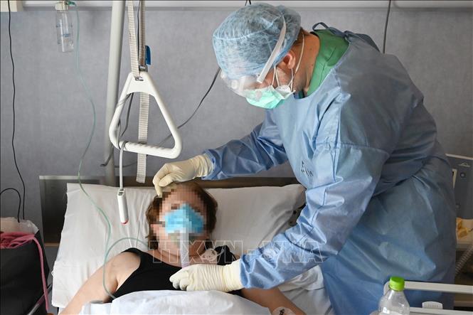 Trong ảnh: Nhân viên y tế chăm sóc bệnh nhân mắc COVID-19 tại một bệnh viện ở Rome, Italy ngày 8/4/2020. Ảnh: AFP/TTXVN