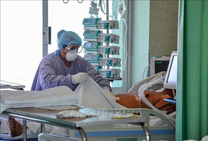 Trong ảnh: Nhân viên y tế chăm sóc bệnh nhân mắc COVID-19 tại một bệnh viện ở Toluca, Mexico ngày 9/4/2020. Ảnh: AFP/TTXVN