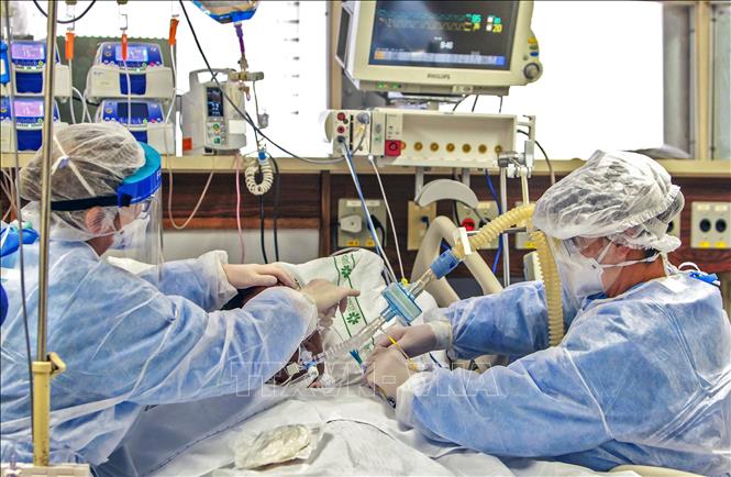 Trong ảnh: Điều trị cho bệnh nhân nhiễm COVID-19 tại bệnh viện ở Porto Alegre, Brazil, ngày 15/4/2020. Ảnh: AFP/TTXVN
