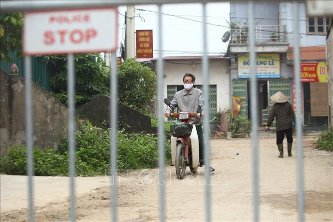 Trong ảnh: Hơn 570 hộ dân của thôn Đông Cứu được cách ly toàn bộ. Ảnh: Minh Quyết - TTXVN