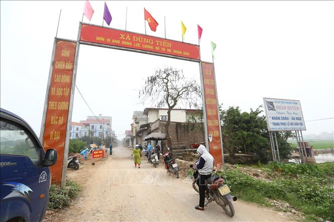Trong ảnh: Các chốt kiểm soát chính vòng ngoài do lực lượng liên ngành gồm công an, quân đội và y tế của huyện Thường Tín đảm trách. Ảnh: Minh Quyết - TTXVN