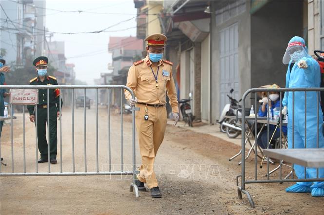 Trong ảnh: Các chốt kiểm soát chính vòng ngoài do lực lượng liên ngành gồm công an, quân đội và y tế của huyện Thường Tín đảm trách. Ảnh: Minh Quyết - TTXVN