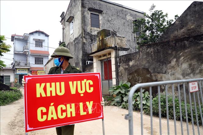 Trong ảnh: Các chốt kiểm soát vòng trong do công an xã và thôn chịu trách nhiệm kiểm soát. Ảnh: Minh Quyết - TTXVN