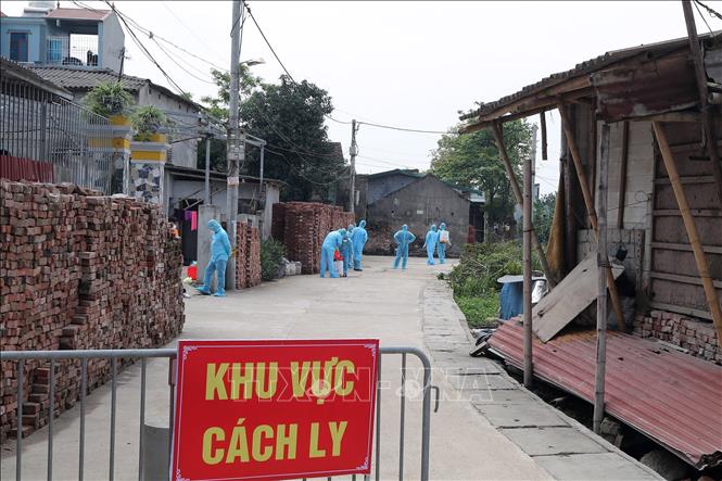 Trong ảnh: Triển khai phun khử khuẩn tại thôn Đông Cứu, xã Dũng Tiến. Ảnh: TTXVN