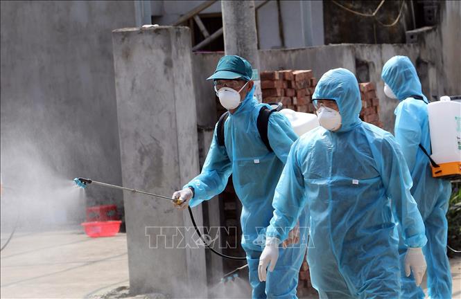 Trong ảnh: Phun khử khuẩn tại thôn Đông Cứu, xã Dũng Tiến. Ảnh: TTXVN