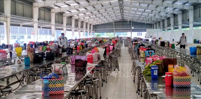 Trong ảnh: Cán bộ Trung tâm Y tế dự phòng huyện Châu Thành phun thuốc khử khuẩn tại bếp ăn tập thể của Công ty TNHH NV Apparel tại Khu công nghiệp Bình Hòa. Ảnh: Công Mạo - TTXVN