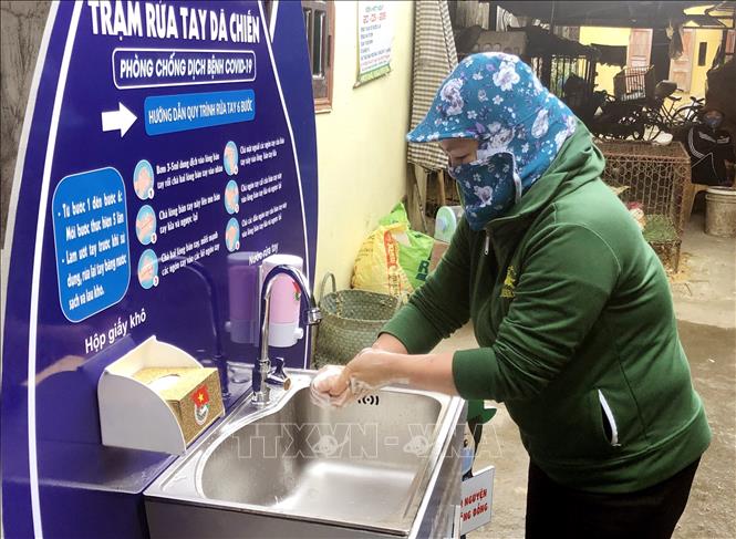 Trong ảnh: Người dân rửa tay tại trạm rửa tay dã chiến. Ảnh: TTXVN