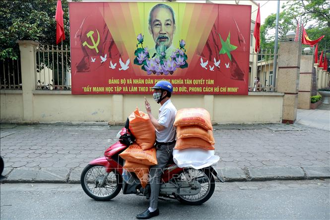 Trong ảnh: Người dân mang gạo đến đóng góp từ thiện tại cây 
