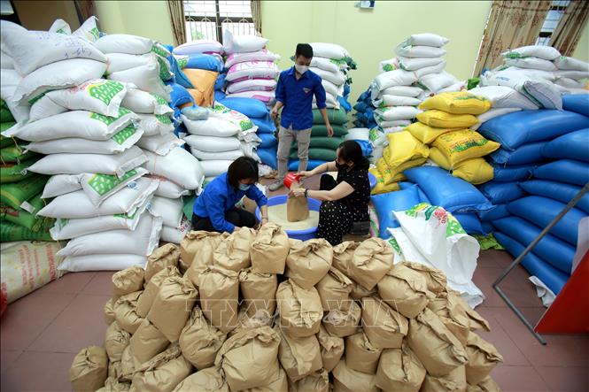Trong ảnh: Những bao gạo được người dân mang đến chung tay làm từ thiện. Ảnh: An Thành Đạt-TTXVN